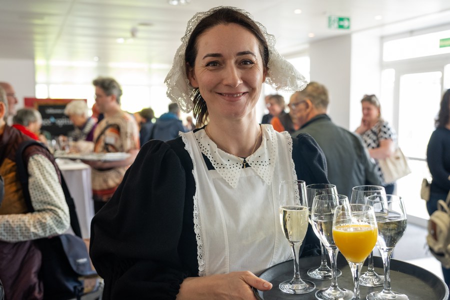 Beim festlichen Apero üerrascht das Personal in alter Krankenpflegetracht.