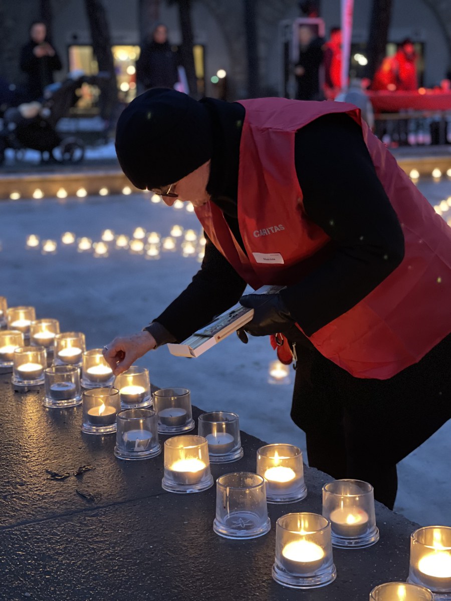 Zahlreiche Menschen engagieren sich, damit an der Solidaritätsaktion «Eine Million Sterne» tausende Lichter leuchten. Eventfotos_2022_ (1).jpeg