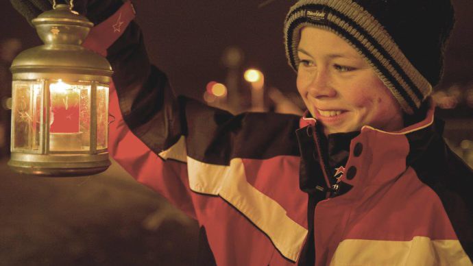 Das Licht aus Betlehem, ein Zeichen des Friedens und des Miteinanders. friedenslicht-690x388.jpg