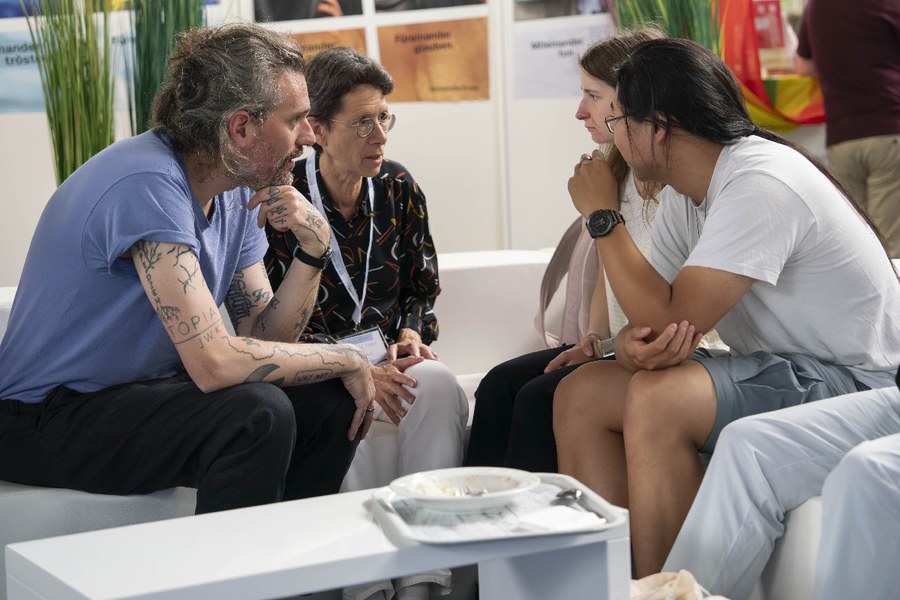 Eva Maria Faber und Claude Bachmann von der Theologischen Hochschule Chur im Gespräch auf dem Plaudersofa. Foto: Dennis Baumann