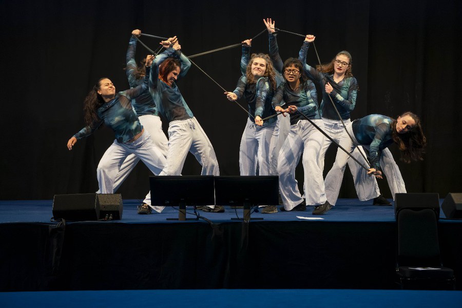 Farbig und poppig: Die Tanzgruppe Roundabout. Foto: Dennis Baumann