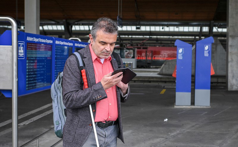 Roland Gruber setzt sich für einen möglichst barrierefreien öffentlichen Verkehr ein. Foto: Manuela Matt f07_2026_p09_roland_gruber_mm_bl-e8a2c0fdef7e.jpeg