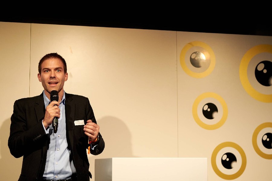 Synodalratspräsident Raphael Meyer liess es sich nicht nehmen, einige Worte an das Publikum zu richten. Bild: Gion Pfander