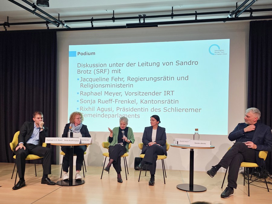 Podium mit Raphael Meyer, Sonja Rueff-Frenkel, Jacqueline Fehr, Rixhil Agusi, und Sandro Brotz (v.l.n.r.).
