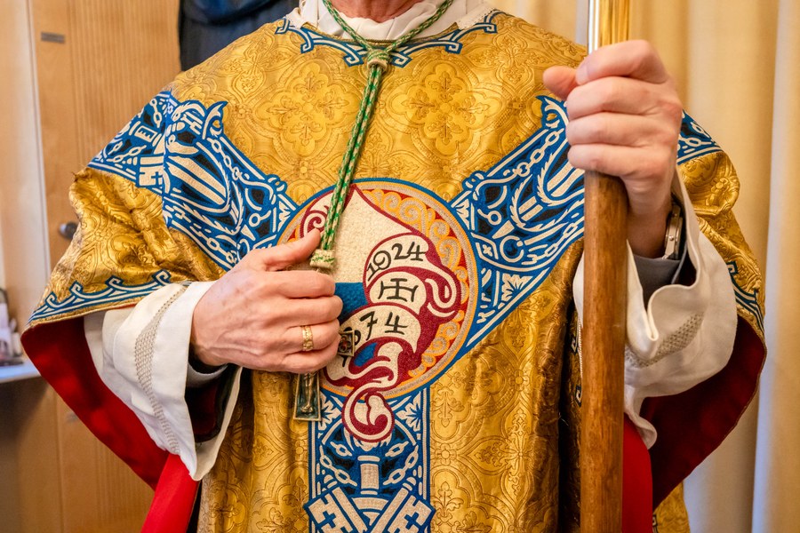 Bischof Bonnemain trägt ein 100 jähriges Messgewand aus dem Fundus von Peter und Paul