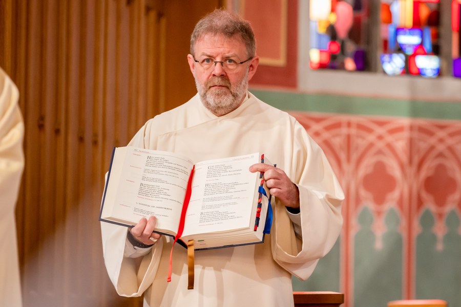 Seelsorger Martin Conrad mit Messbuch
