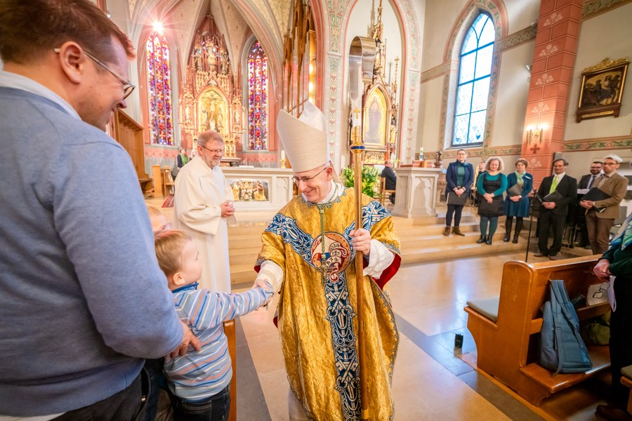 Bischof Joseph Maria Bonnemain beim Auszug aus der Kirche