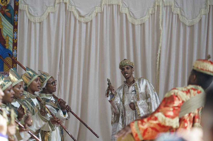 Im Gottesdienst wird quasi durchgängig getanzt und gesungen.