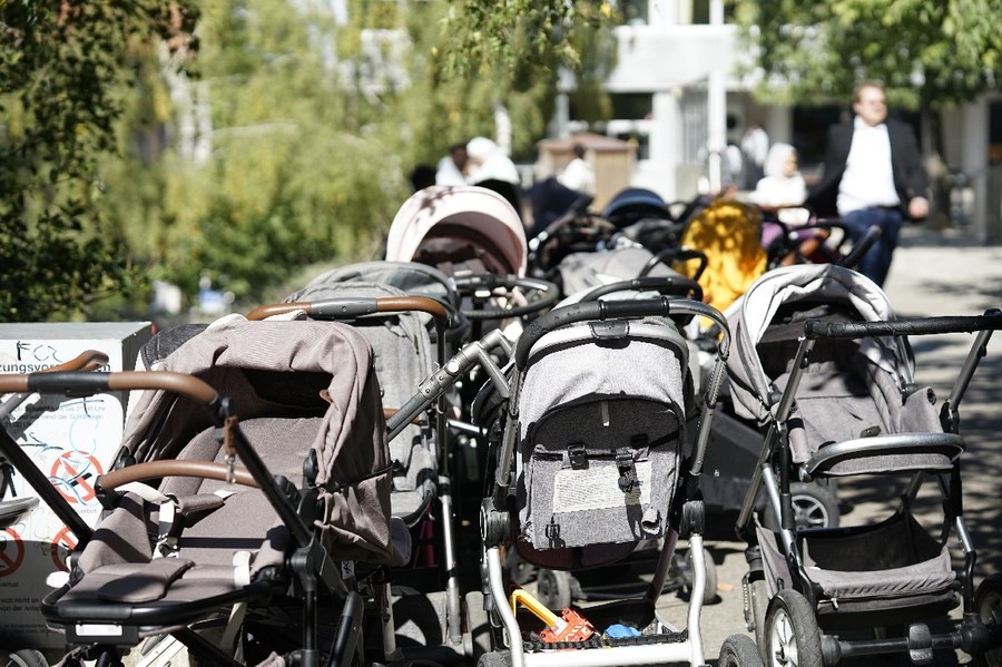 Vor der Kirche stehen heute viel mehr Kinderwagen als sonst.