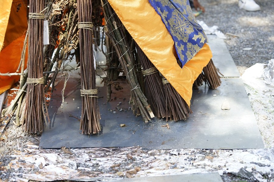 Der Scheiterhaufen ist vor Beginn der Zeremonie in ein Tuch gehüllt.