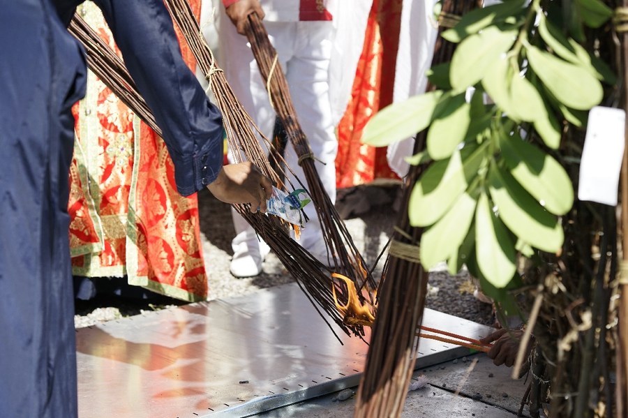 Als das Feuer entfacht wird, haben alle schon 5 Stunden Gottesdienst hinter sich gebracht.