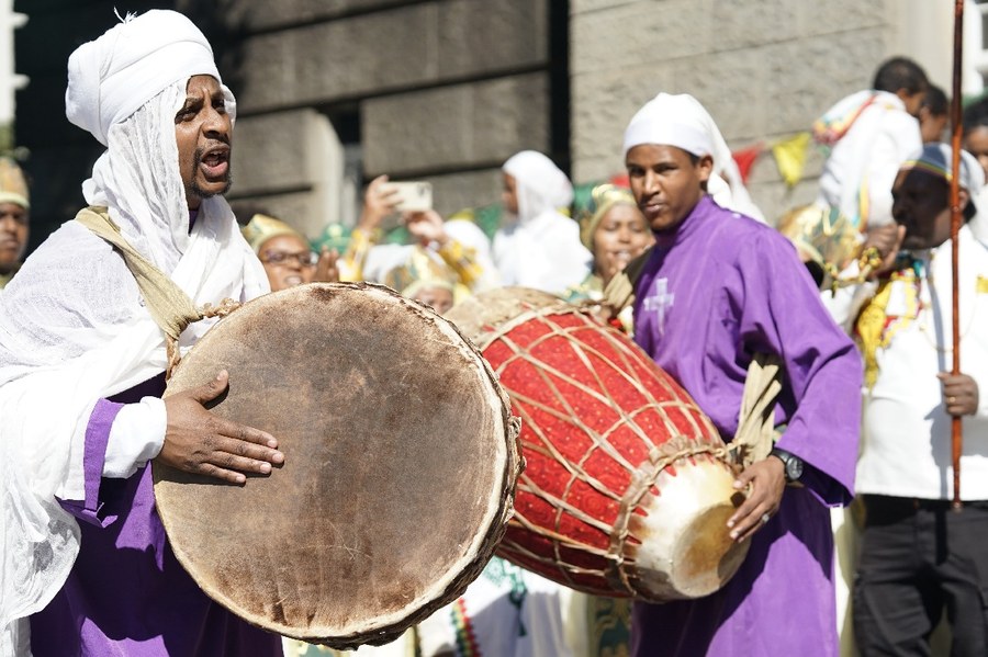 Die grossen Trommeln gehören traditionell dazu.