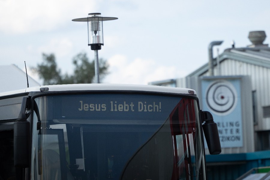 Der Bus hat ein klares Ziel. Foto: Verein Aktion Kirchen Züri Oberland
