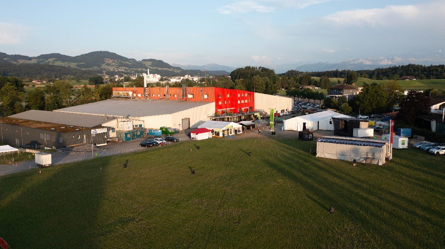 Festgelände rund um die Eishalle Wetzikon.  Foto: Verein Aktion Kirchen Züri Oberland