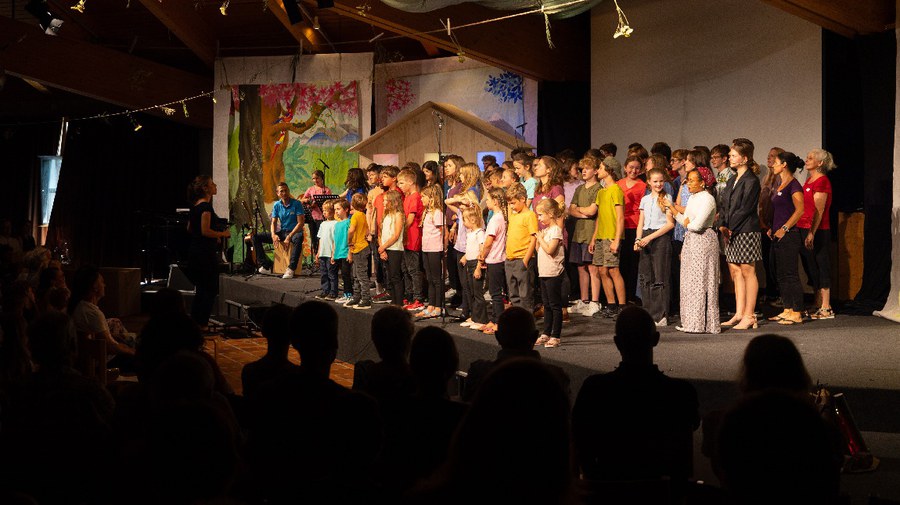 Auftritt eines Kinderchors in Wetzikon.  Foto: Verein Aktion Kirchen Züri Oberland