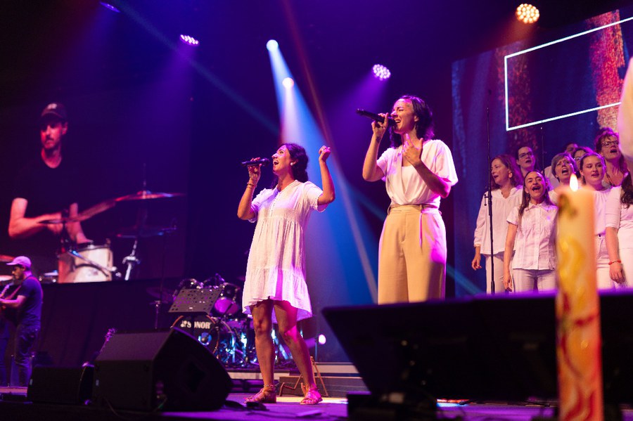 Es gab viel Musik in der grossen Eishalle. Foto: Verein Aktion Kirchen Züri Oberland