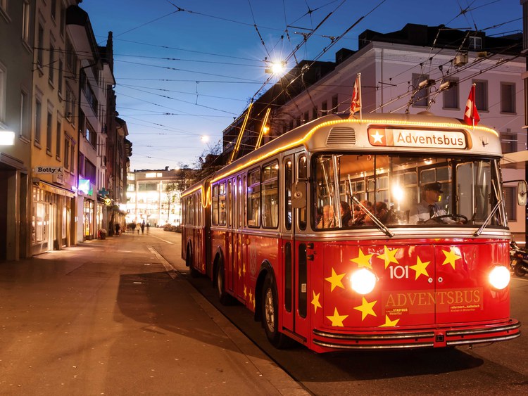 Der Adventsbus rollt in die Buchläden