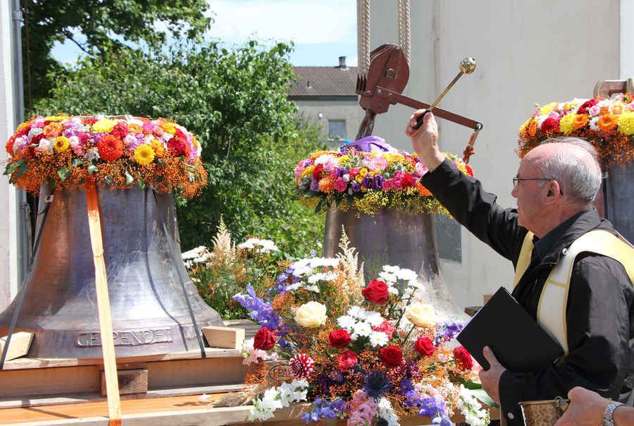 Pfarreiadministrator Luis Capilla segnete die vier neuen Glocken.