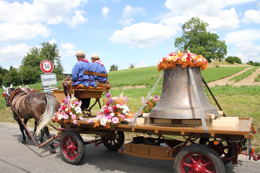Die blumengeschmückten Glocken wurden von Wangen über Brüttisellen nach Dietlikon gefahren.