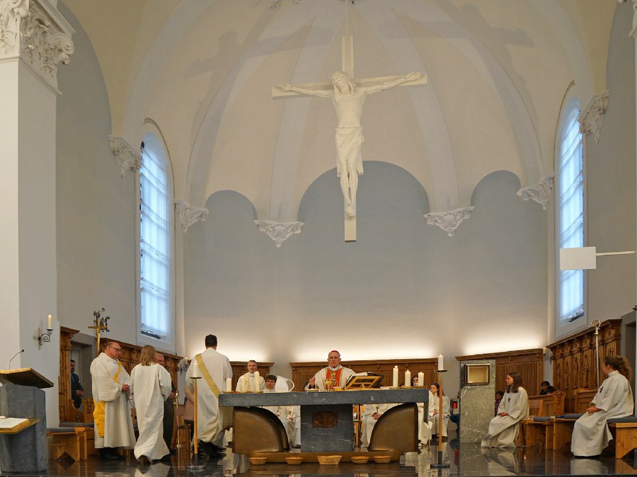 Foto vom Chor und Bischof zum Einsegnungsgottesdienst vom 16.4.23.jpg