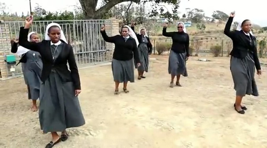 Novizinnen der Daughters of St Francis of Assisi (FSF), Izotsha, Diözese Umzimkulu, tanzen zu «Jerusalema».