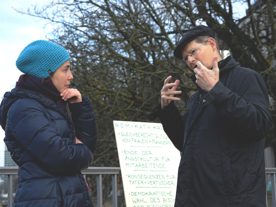 Generalvikar Josef Annen im Gespräch mit Veronika Jehle. Foto: Simon Spengler