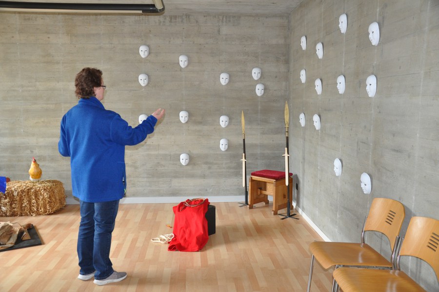 Piera Obrist in einem Raum ihre Stationenweges