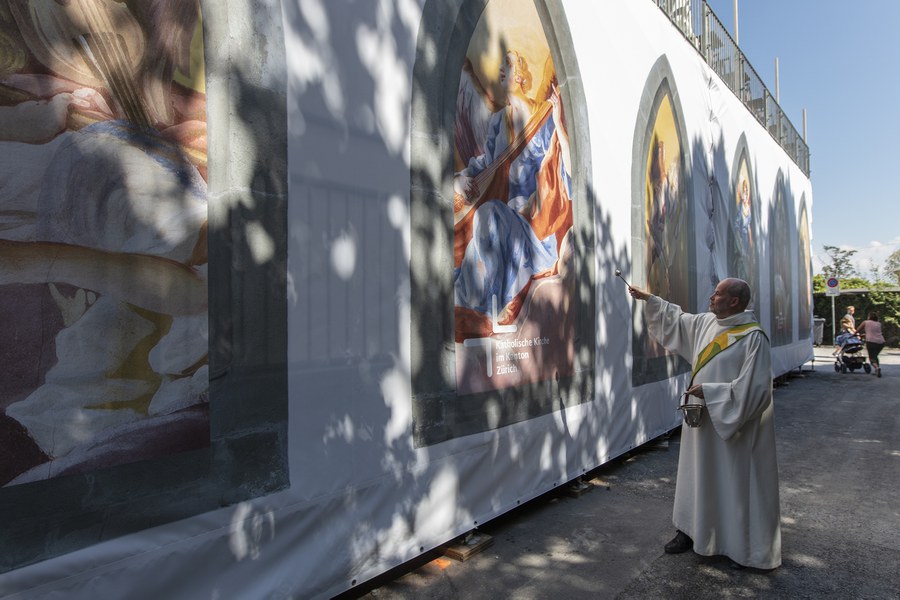 Diakon Uwe Burrichter segnet die Blachen-Kirche.
