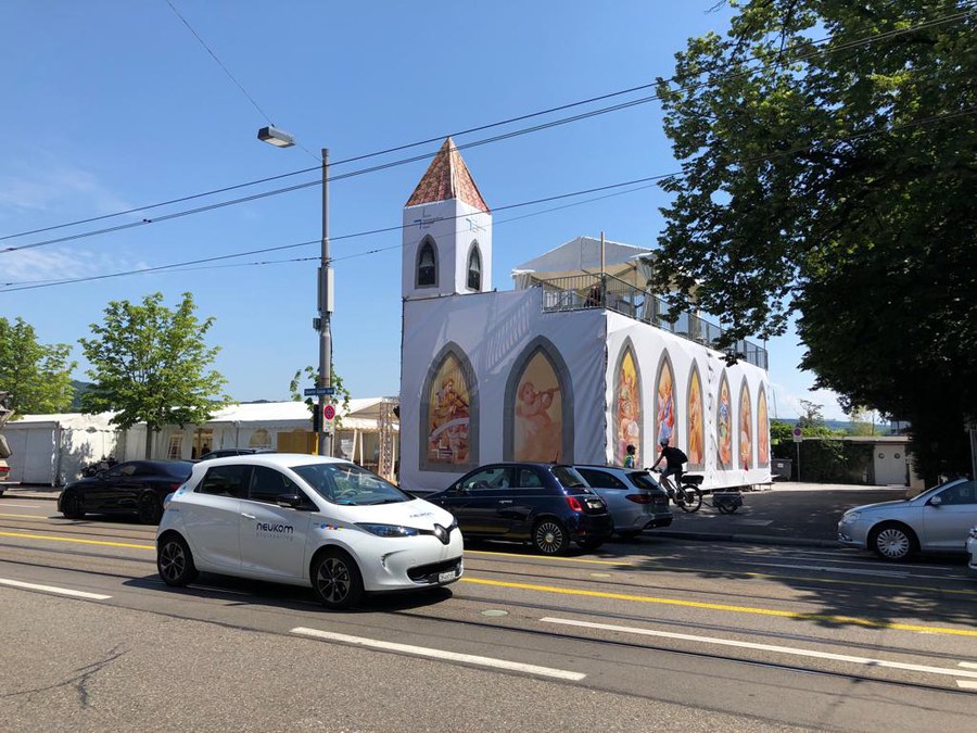 Blick vom Strassenrand auf die Kirche