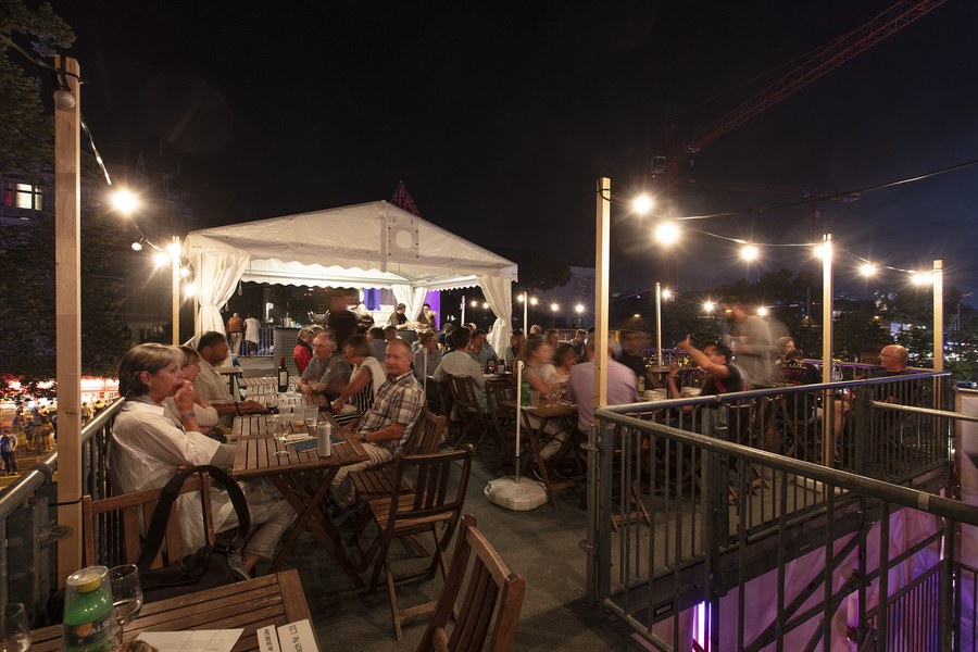 Genuss auf der Paradieslounge oberhalb des Trubels