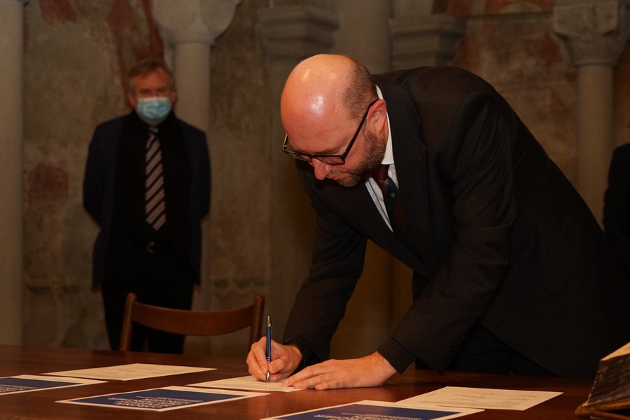 Dekan Marcel von Holzen unterschreibt das Corona-Manifest.