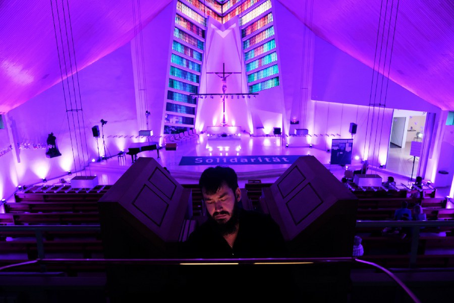 Orgelmusik in der Katholischen Pfarrei St. Benignus in Pfäffikon. Foto: Oliver Sittel