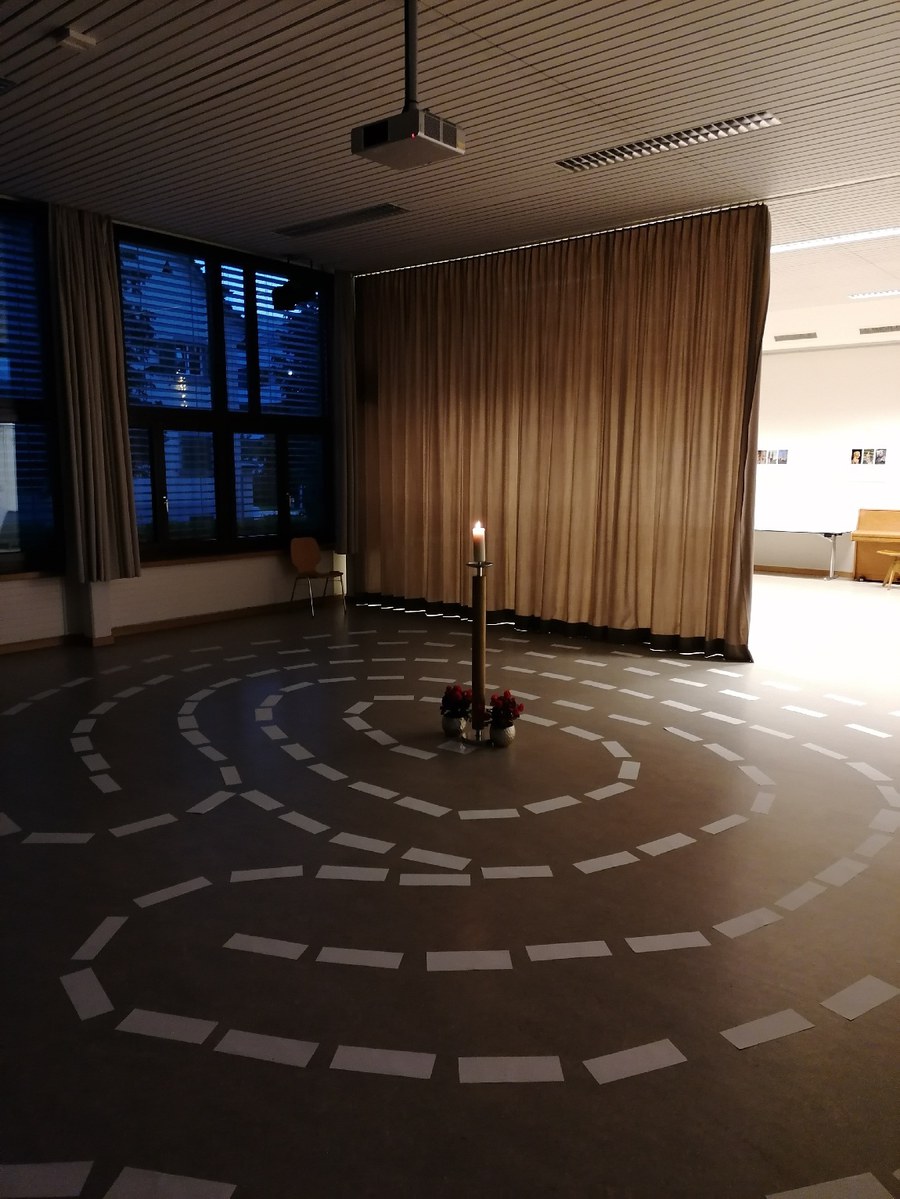 Ruhezone mit Labyrinth im Pfarreisaal  St. Mauritius Regensdorf. Foto: zVg