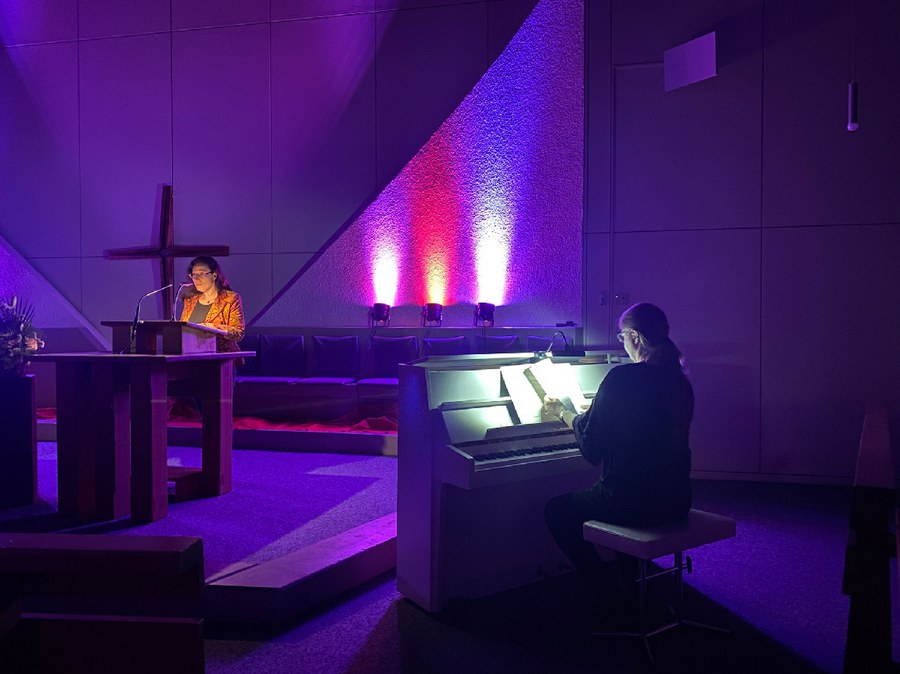 Lesung «Traumzeit Gedichte» untermalt mit Klavierstücken von Claude Debussy in der katholischen Kirche Volketswil. Foto: Zeno Cavigelli