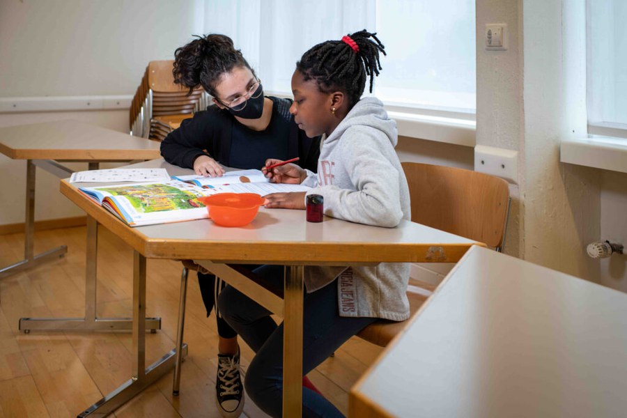Freiwillige ältere Schülerinnen und Schüler begleiten die Jüngeren