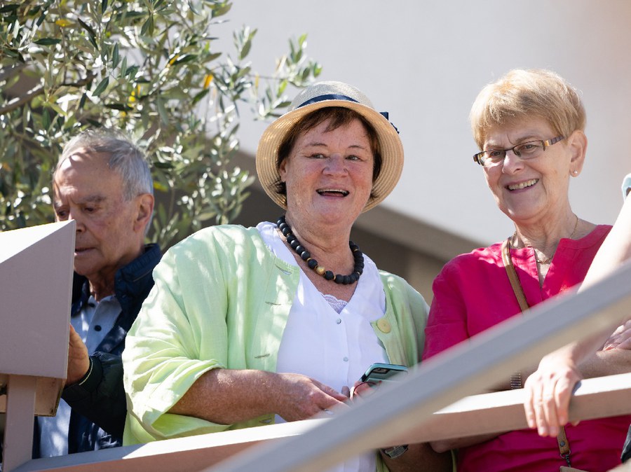 Abschied Monika Schmid vor Kirche_Foto_kath.ch.jpg