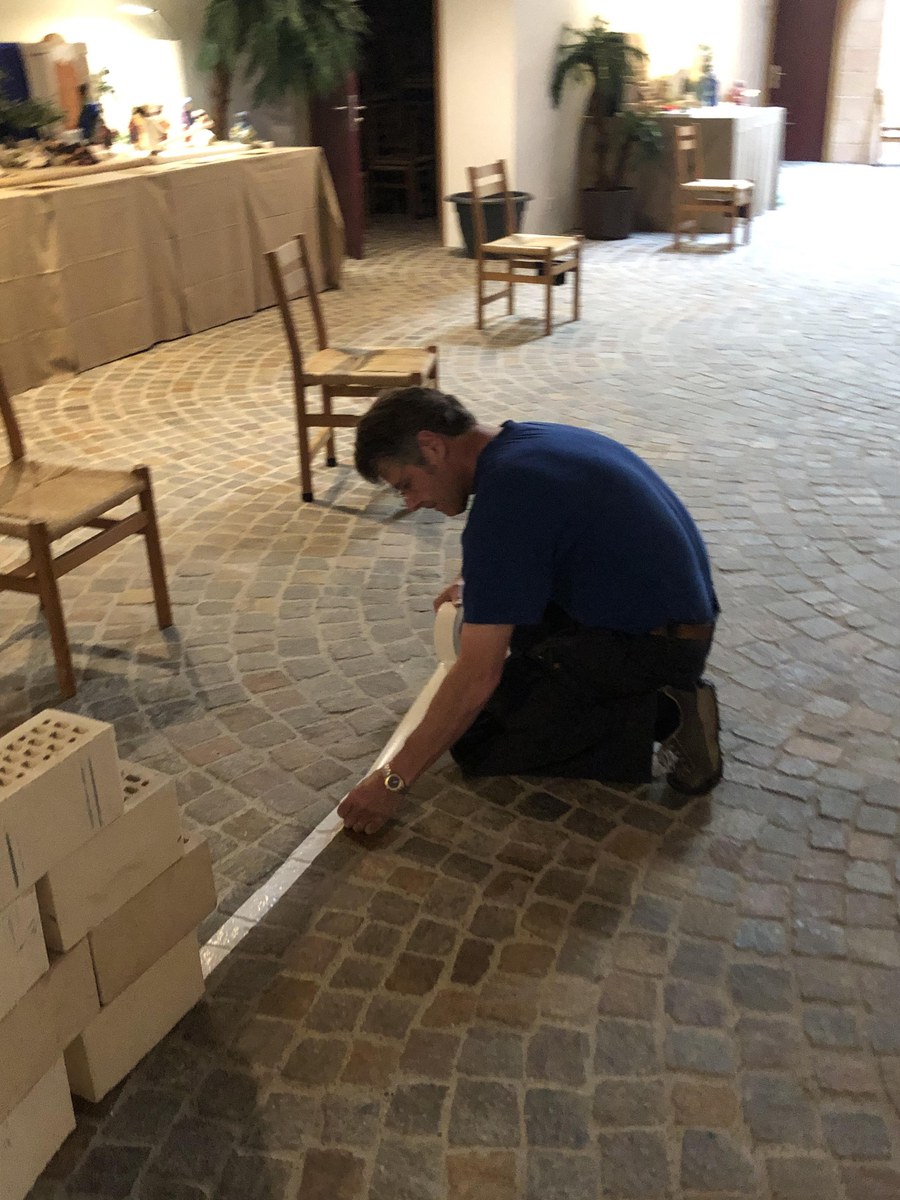 Hauswart Primus Krieger der Pfarrei Kloten bei der Arbeit.