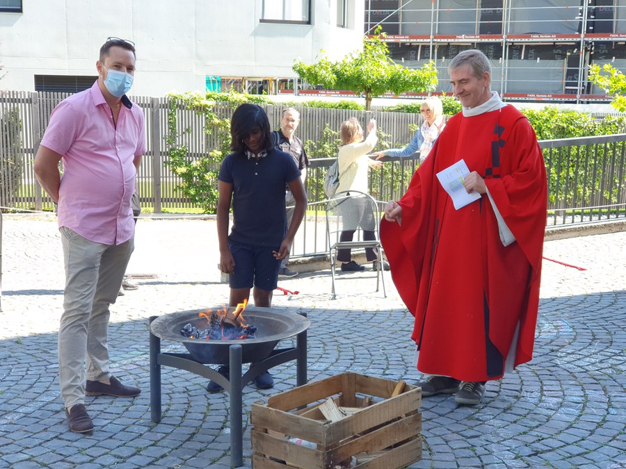 Pfarrer Marius Kaiser am Pfingstfeuer vor der Kirche St. Felix und Regula Thalwil.