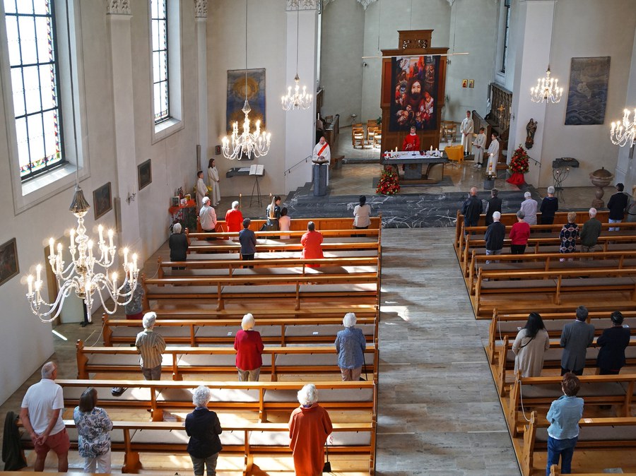 Kirche St. Felix und Regula in Thalwil beim Pfingstgottesdienst.