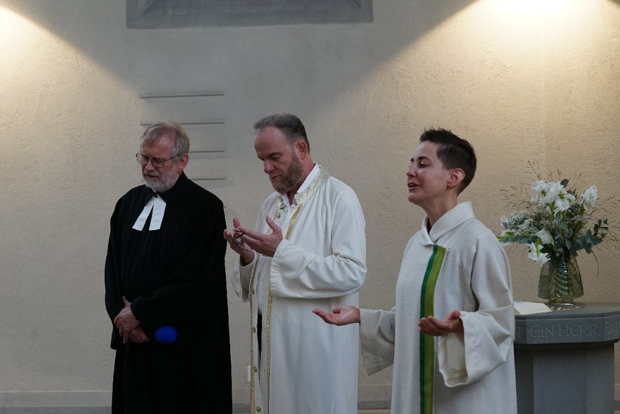 Pfarrer Christoph Sigrist, Imam Kaser Alasaad und Theologin Veronika Jehle. Bild: Vera Rüttimann
