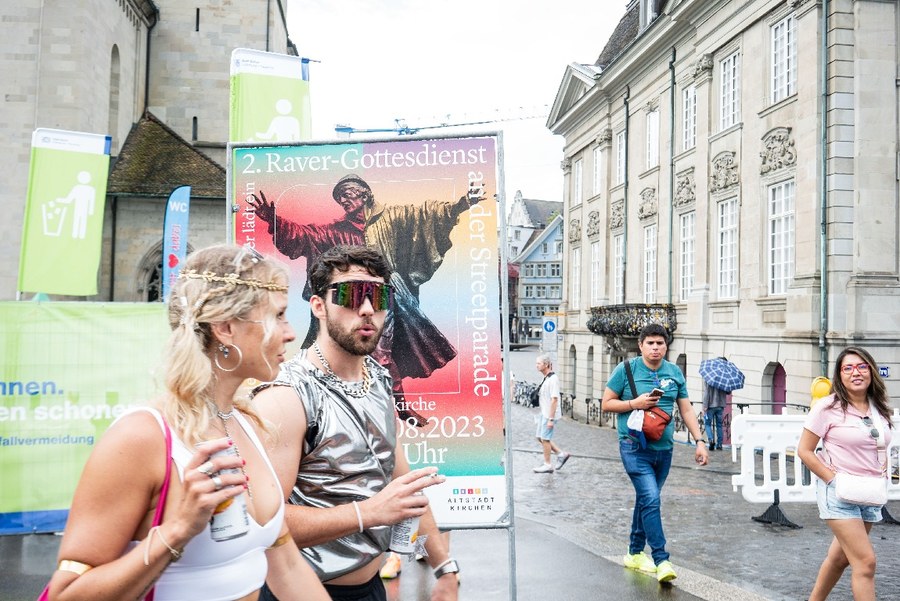 Der Einladung zum Ravergottesdienst waren viele gefolgt. Bild: Vera Rüttimann