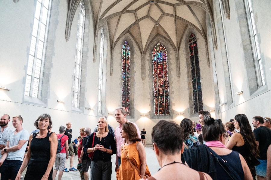 Die Wasserkirche mit Licht und Techno geflutet.  Bild: Vera Rüttimann