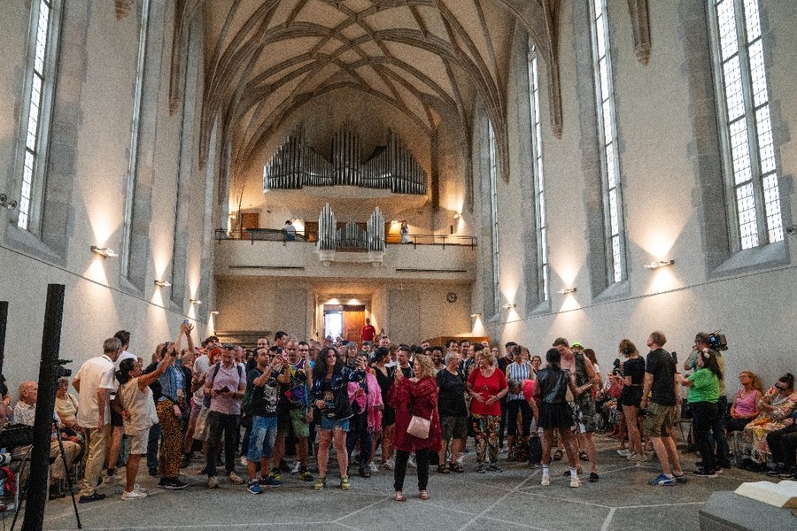 Zum Ravergottesdienst fanden Menschen spontan den Weg in das Gotteshaus. Bild: Vera Rüttimann