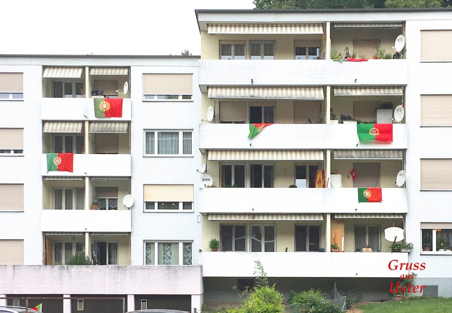 Farbige Präsenz der portugiesischen Kommune in Uster. Foto: Kaspar Thalmann