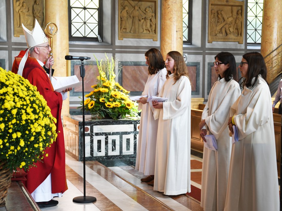 Weihbischof Marian Eleganti beauftragt vier Frauen zum Dienst als Seelsorgerinnen. Foto: Ernst Langner
