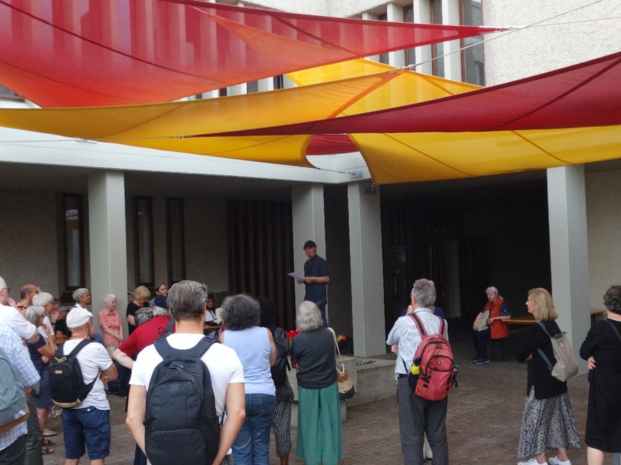 Manfred Kulla liest im Innenhof der Kirche St. Katharina. Bild: Tobias Grimbacher