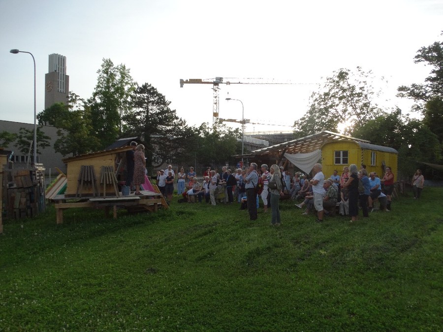 Auf dem Bauspielplatz. Bild: Tobias Grimbacher