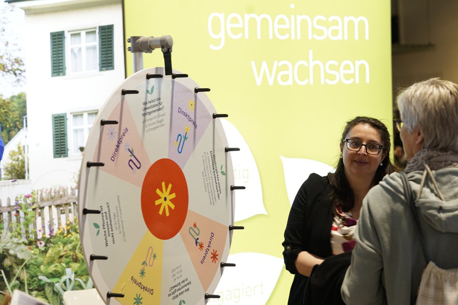 Das Glücksrad ermöglichte es, den ersten Kontakt einfach herzustellen. Fotos: Simon Spengler und Sibylle Ratz