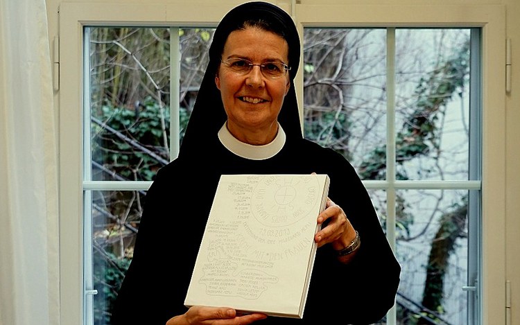 1200 Kilometer für eine Kirche mit den Frauen 1200 Kilometer für eine Kirche mit den Frauen
