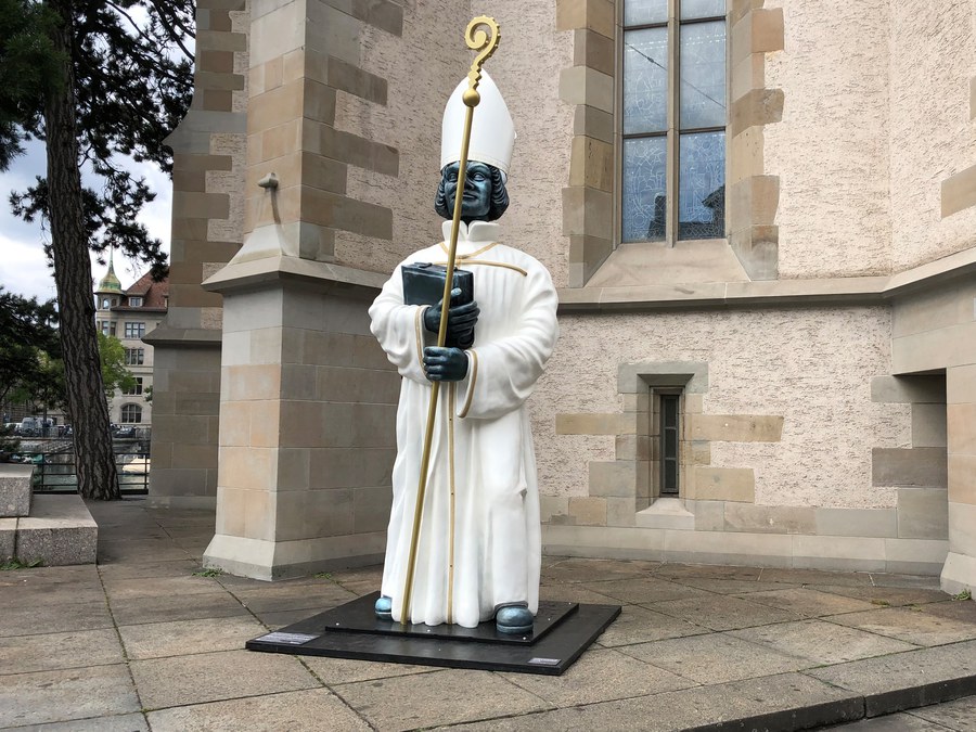 Bischof-Zwingli vor der Wasserkirche. Foto: Aschi Rutz